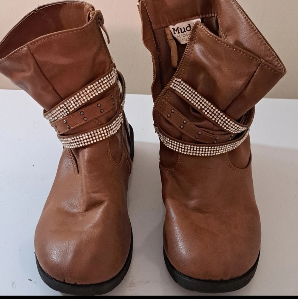 Mudd Women's Boots Alicia 42k. Size 1. Preowned. Excellent Condition